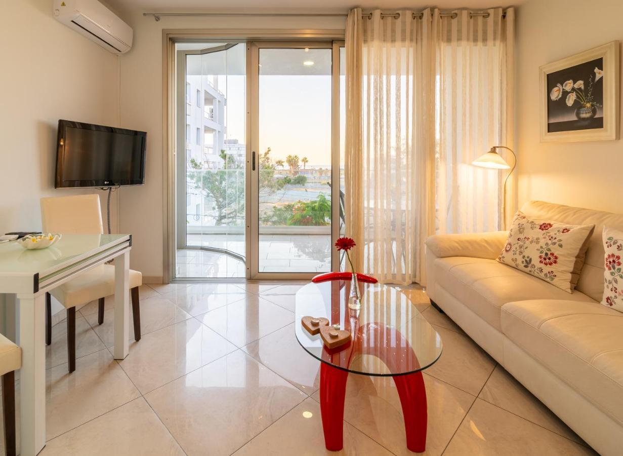 Mesogios House Suites Larnaca Dış mekan fotoğraf