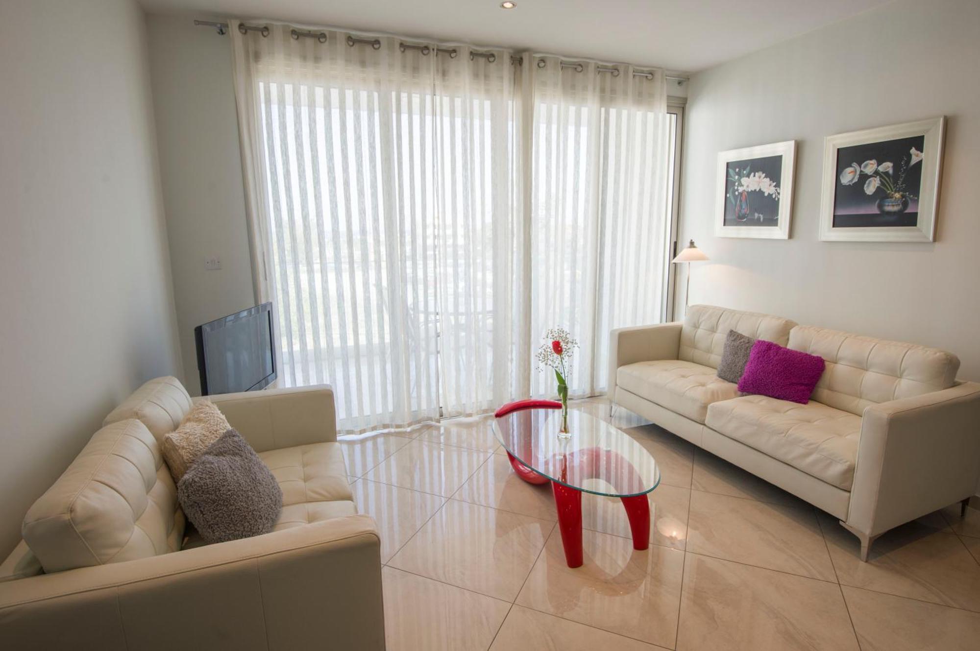 Mesogios House Suites Larnaca Oda fotoğraf