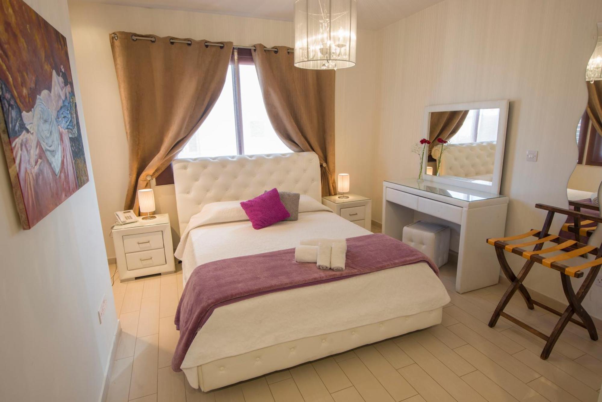 Mesogios House Suites Larnaca Oda fotoğraf