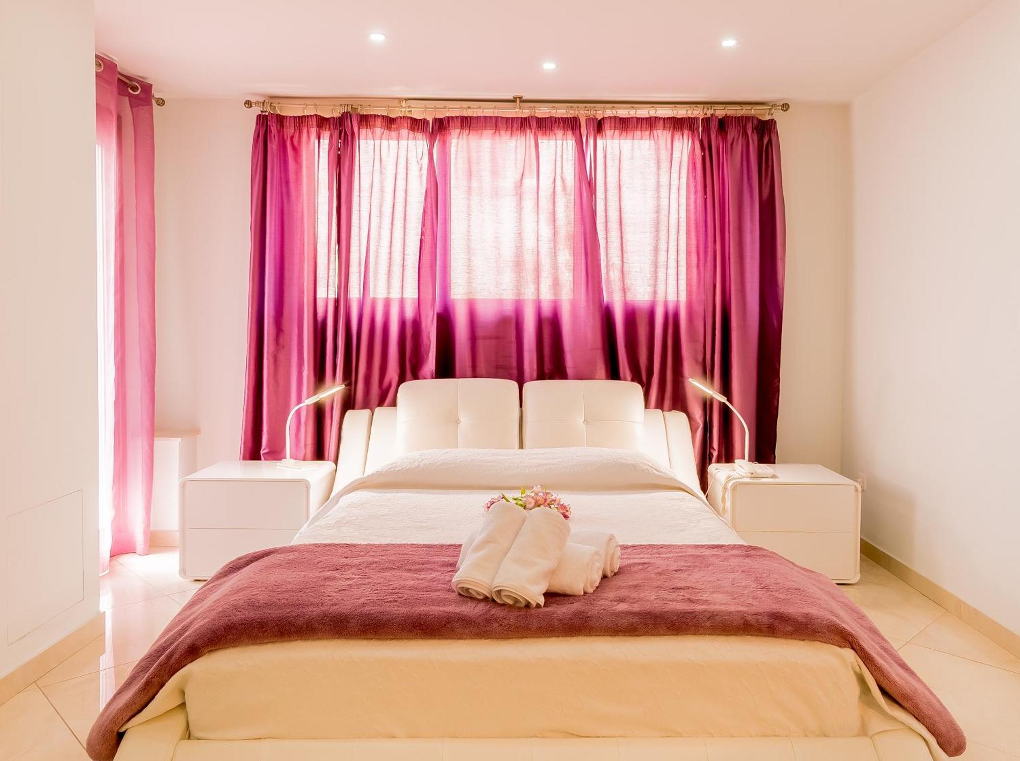 Mesogios House Suites Larnaca Oda fotoğraf