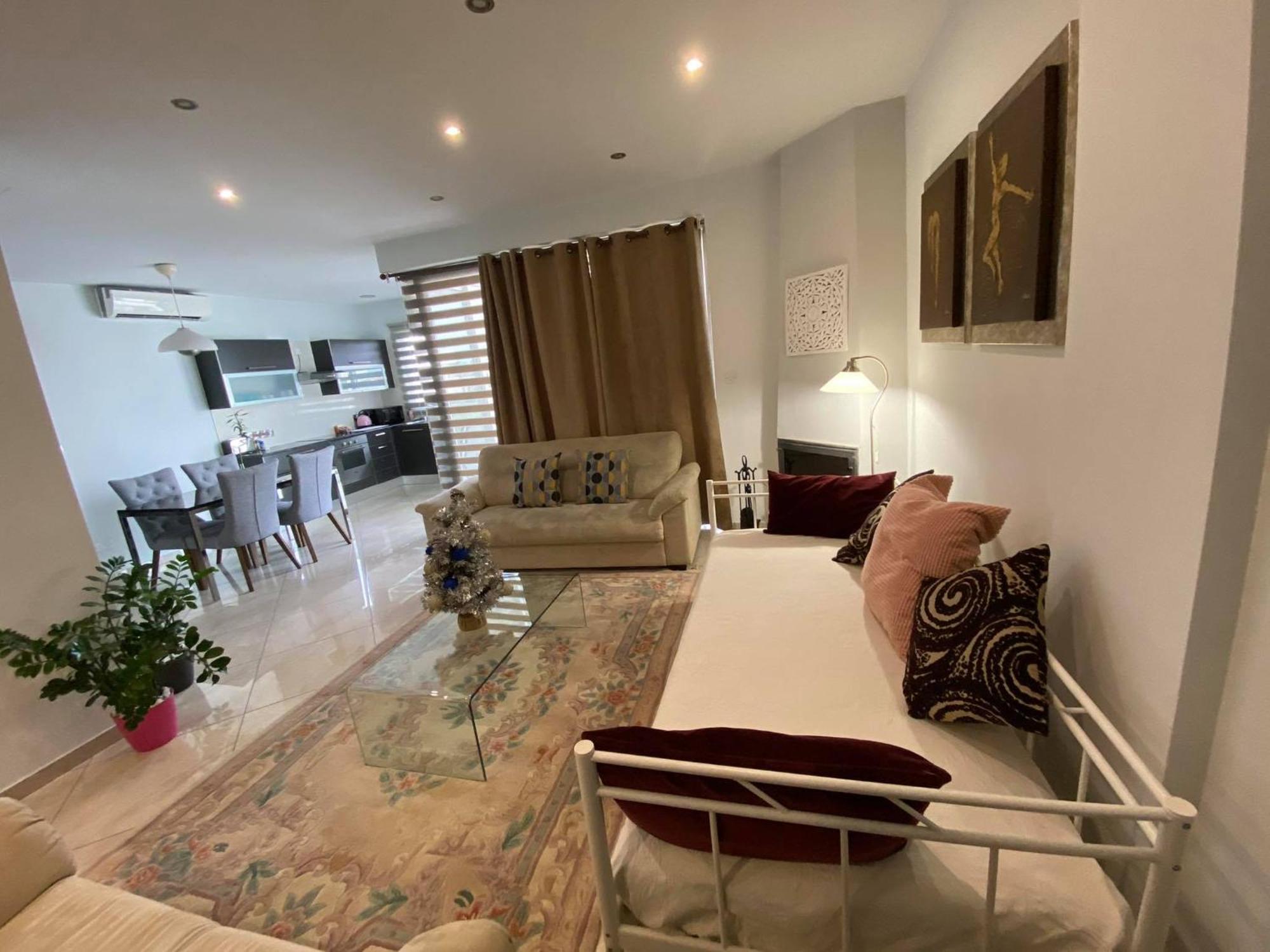 Mesogios House Suites Larnaca Oda fotoğraf