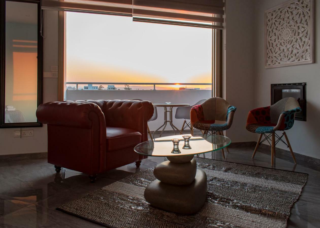 Mesogios House Suites Larnaca Dış mekan fotoğraf